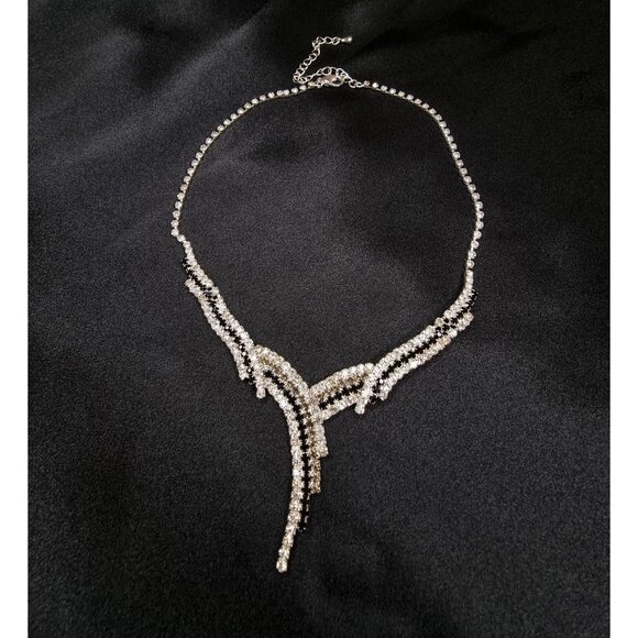 Vintage-Inspired Silver Crystal Statement Necklace With Adjustable Chain - Picture 1 of 6